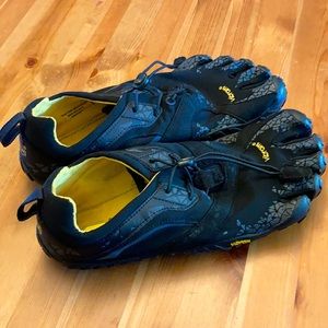 Vibram Five-Finger shoes (Mens, Black).